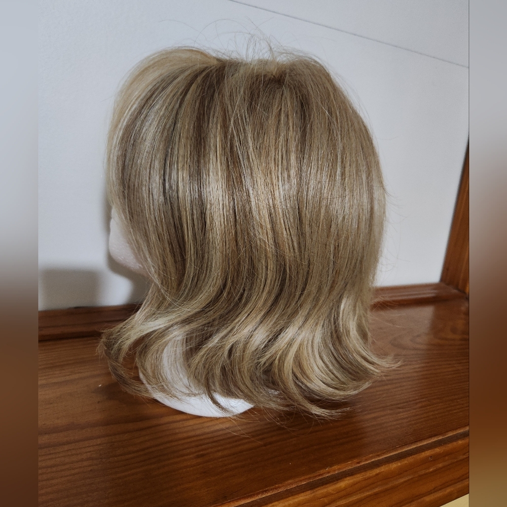 Soft Layered Light Blonde Synthetic Wig with Side-Swept Bangs - Picture 4 of 6